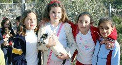 Los niños posan con los cachorros