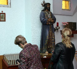 Durante todo el día las visitas al Cristo son constantes