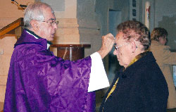 El sacerdote impone la ceniza