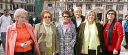 un grupo de amas de casa durante su visita a Málaga